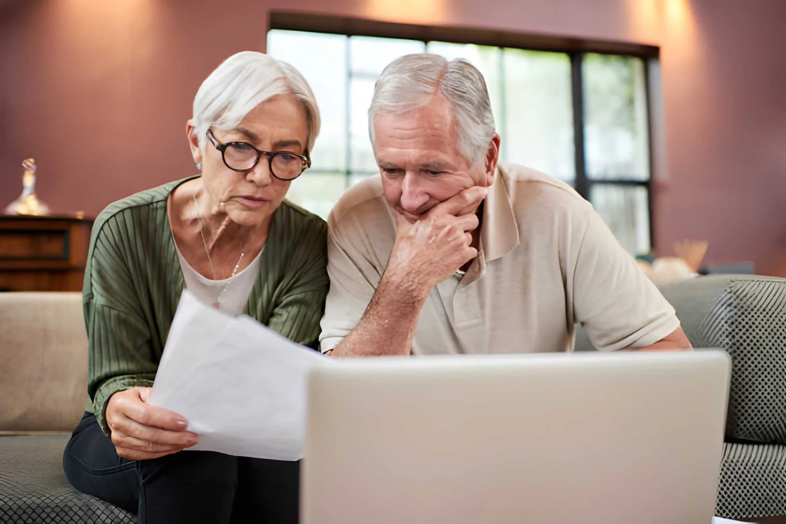 Paar beim Online-Shopping am Laptop