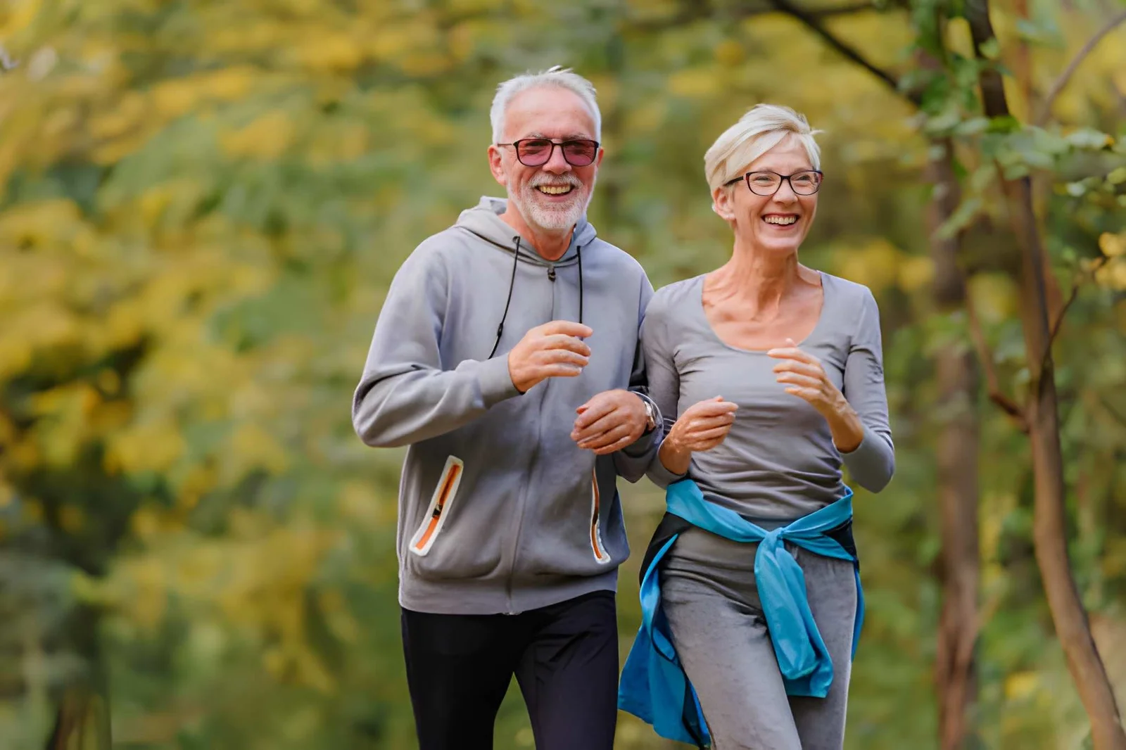 Aktives Paar beim Joggen im Freien